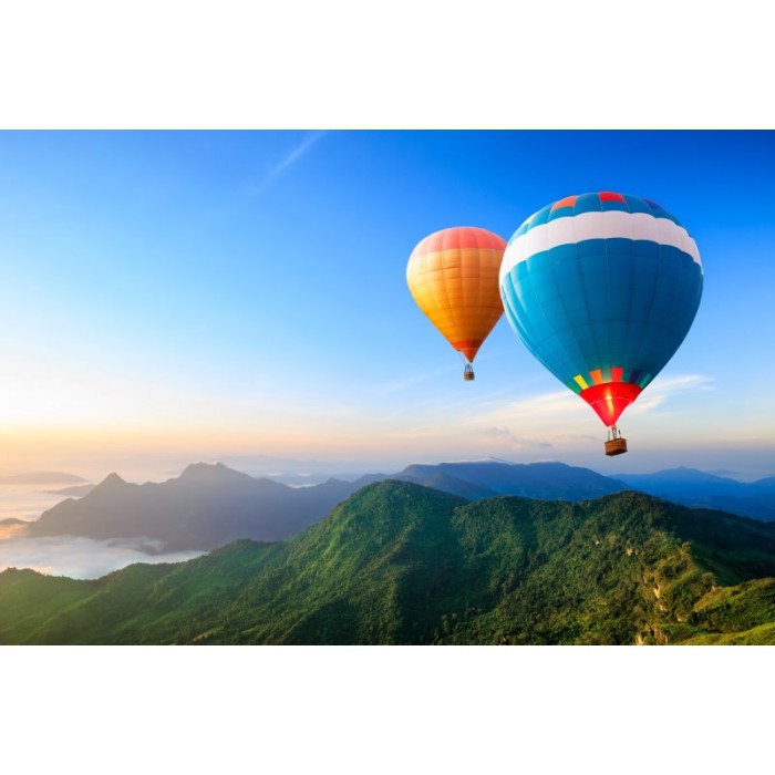 Dağ Manzarası Eşliğinde Renkli Sıcak Hava Balonları Duvar Kağıdı